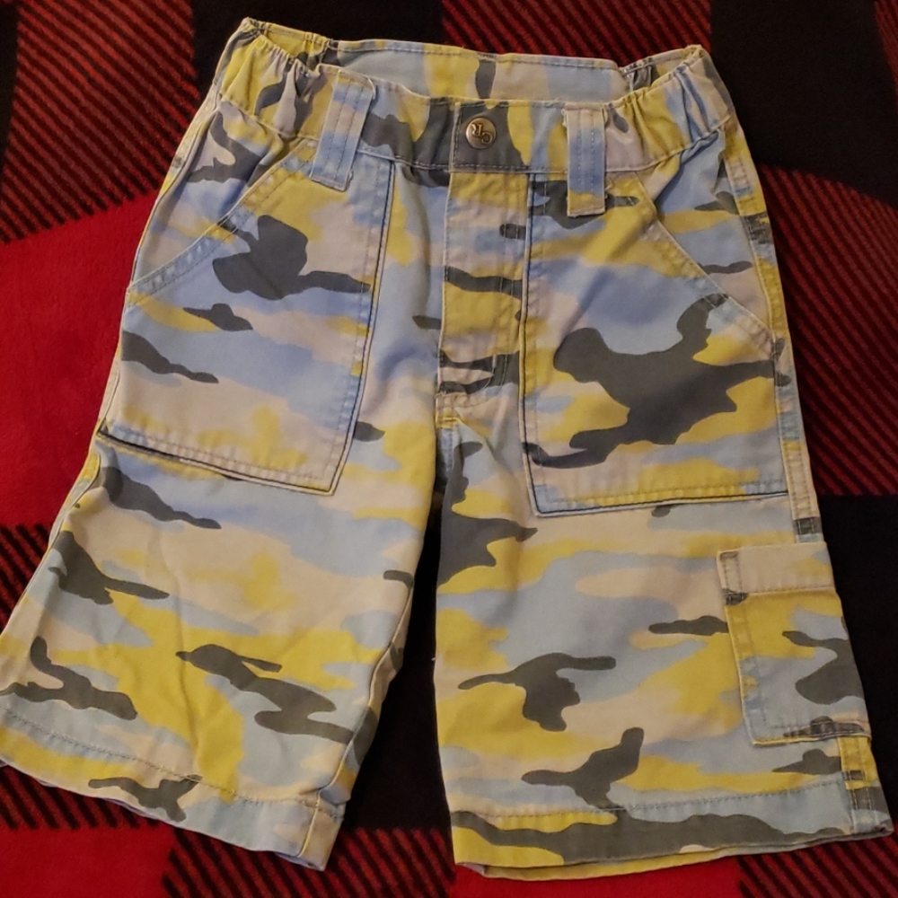 🍁 Camo Shorts